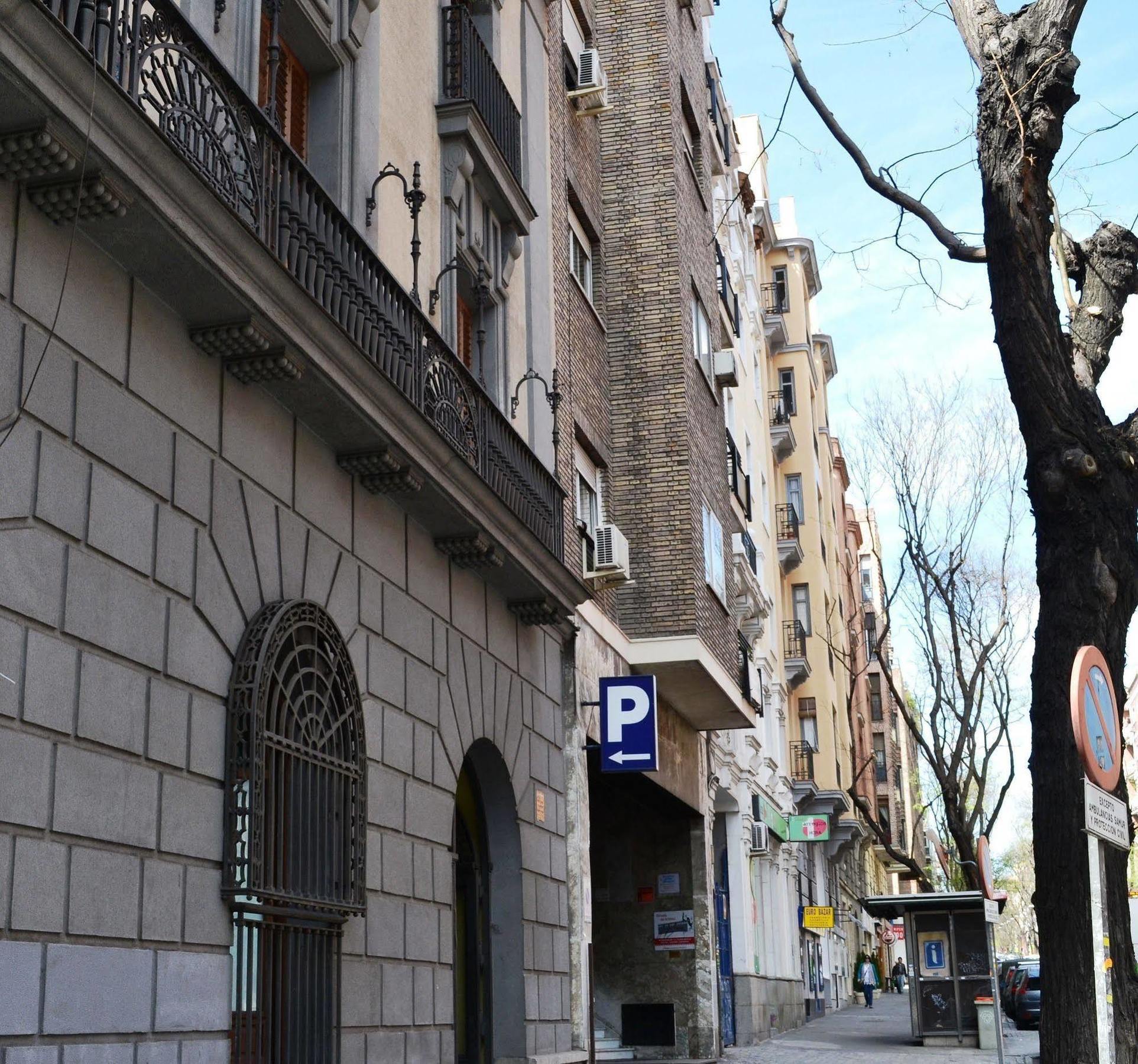 Apartamentos Arapiles Madrid Exteriör bild